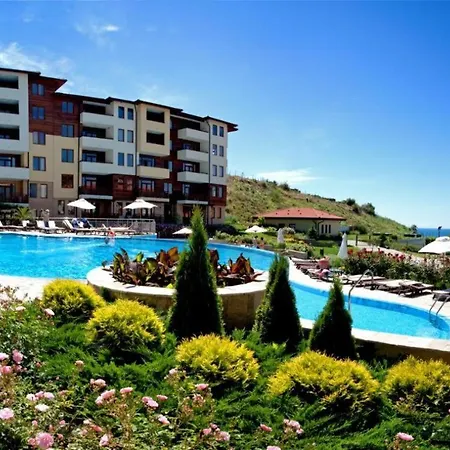 Lavish, Poolside 2 Bed At Garden Of Eden Apartment